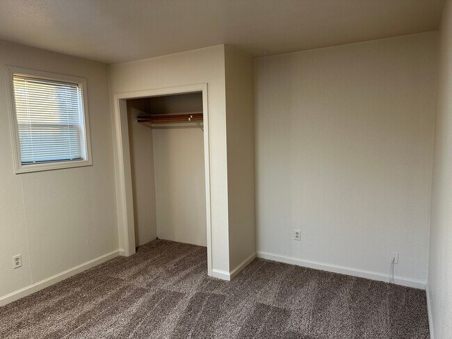 Building Photo - Updated 2 bedroom, 1 bath house in Springfield!