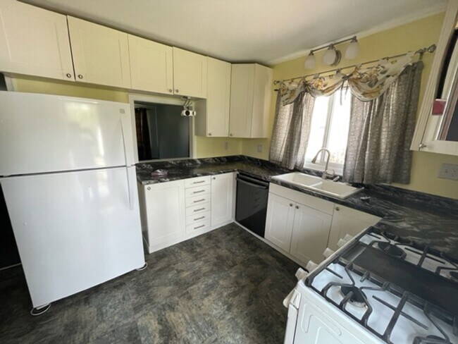 Building Photo - ADORABLE 3 BED 1.5 BATH BUNGALOW -----DEERING ST.