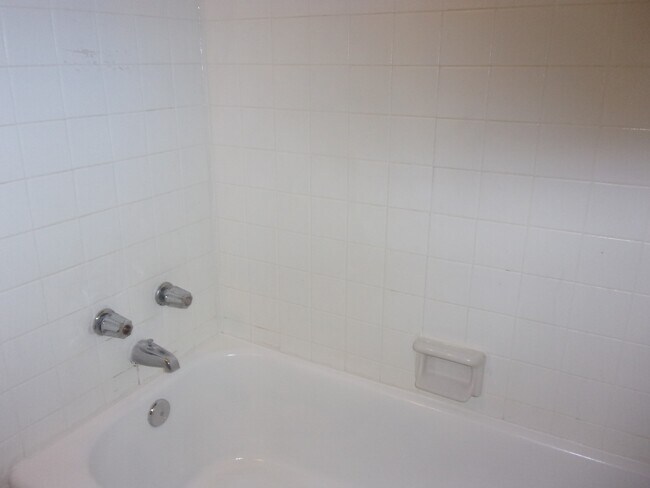 Building Photo - 304 Oak Dr