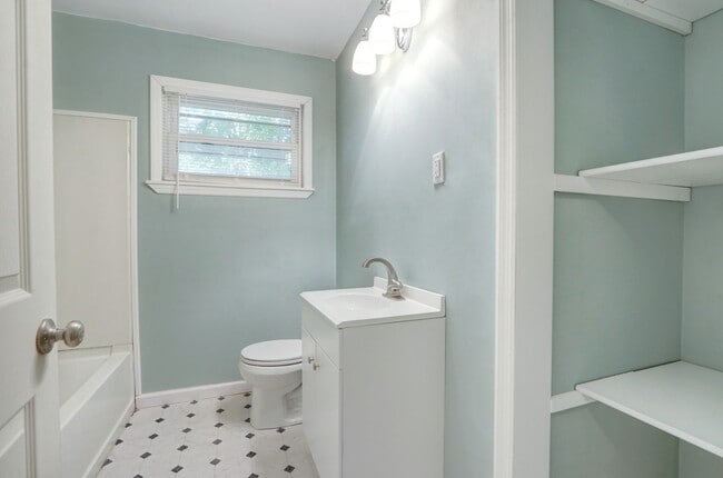 Building Photo - 2435 E 39th St
