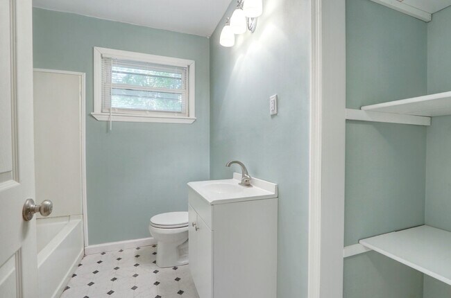 Building Photo - Nice Three Bedroom Single Family - Fenced ...