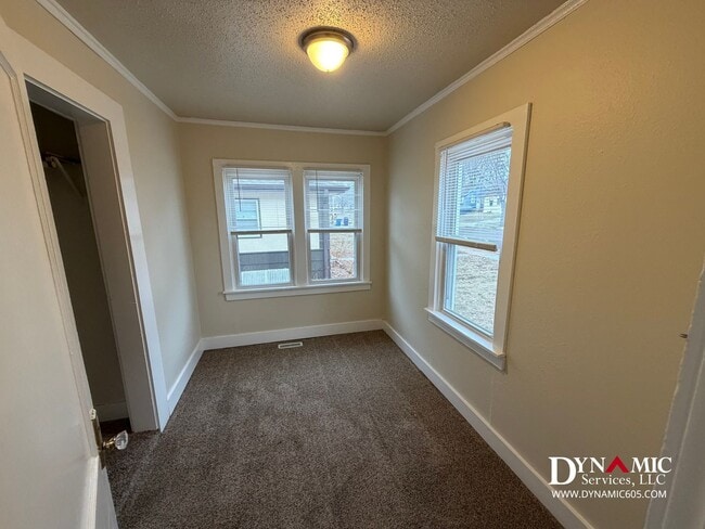 Building Photo - 4+ Bedroom, 2 Bath House By Augustana and USF