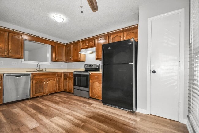 Building Photo - Two Bedroom in Sango!
