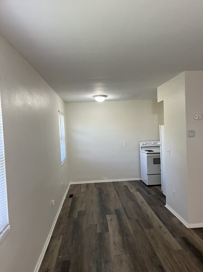 Building Photo - 256 S Harbine Ave