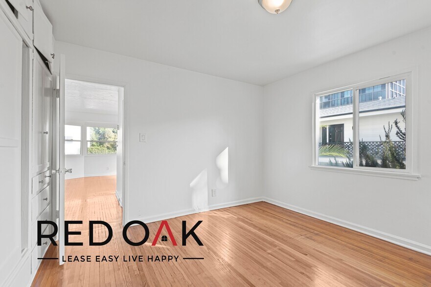 Building Photo - 1115 N Doheny Dr