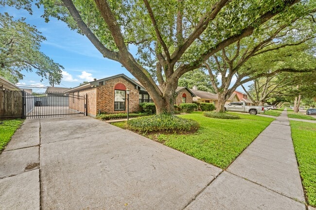 Building Photo - 8426 Edgemoor Dr