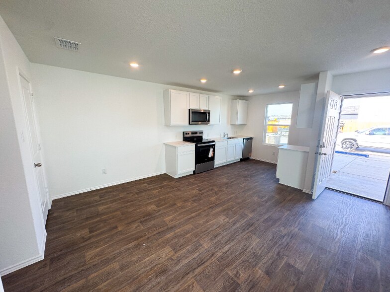 Building Photo - 2058 Zephyr Lily