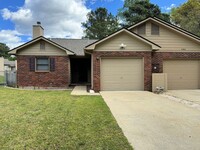 Building Photo - Charming 3 Bed, 2 Bath Home in Gated Commu...