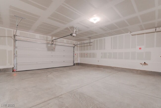 Building Photo - 633 Bellus Pl