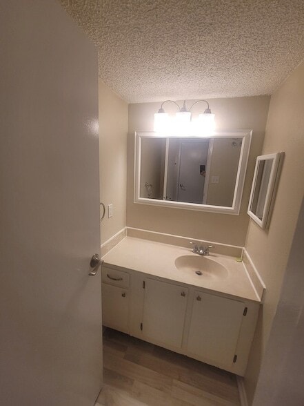 Building Photo - 7076 N Holiday Dr
