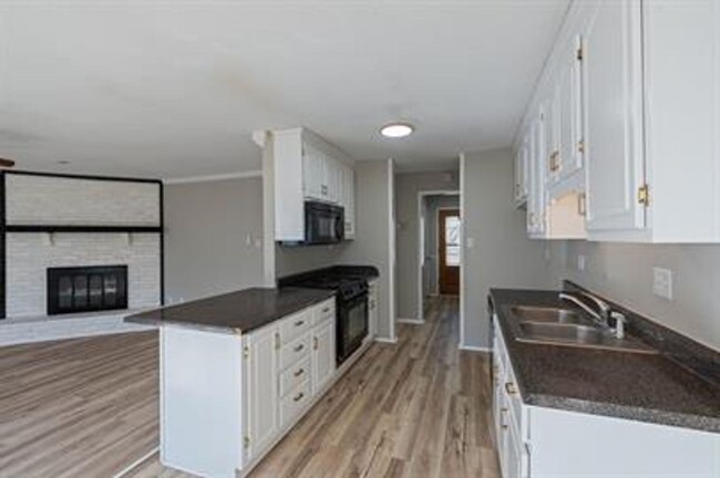 Building Photo - Beautifully Remodeled Home in a Prime Hunt...