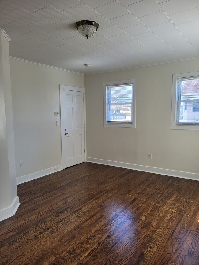 entry area - 402 E 18th St