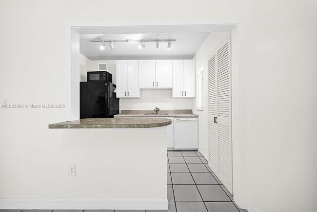 Building Photo - 5960 SW 47th St