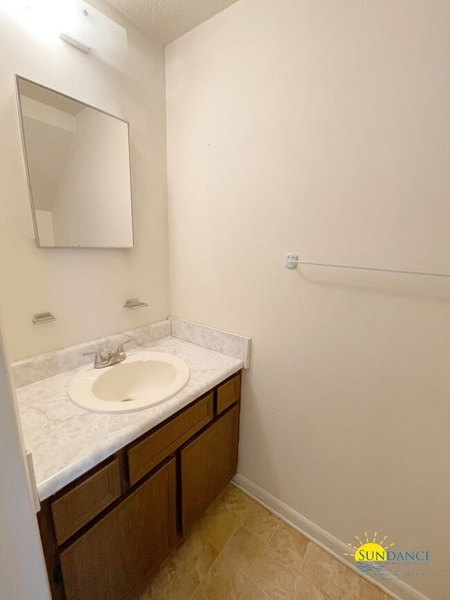Building Photo - Great 2 Bedroom Townhouse Close to Both Bases