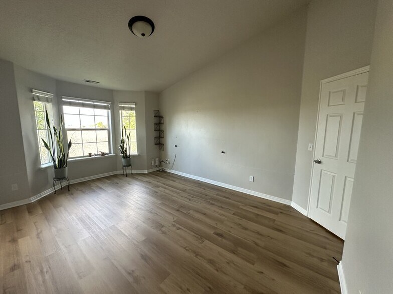 Building Photo - 2520 450 S