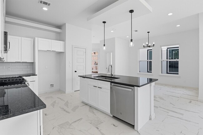 Building Photo - 2924 El Fenice Ln