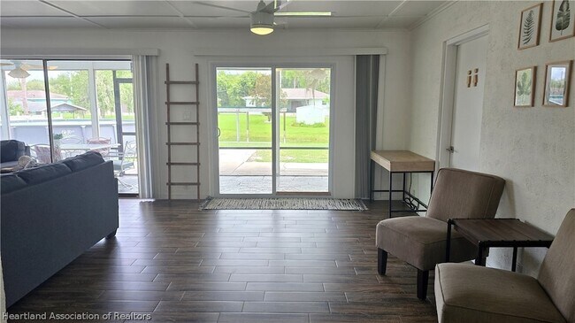 Building Photo - 639 Killarney Dr