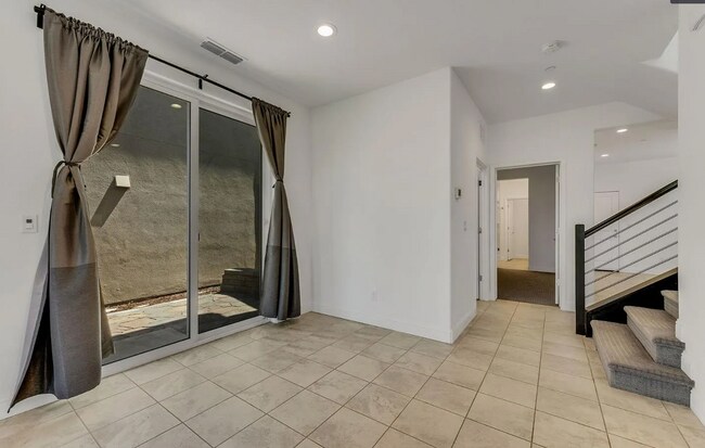 Building Photo - 3 bedroom | 3.5 bathroom | Davis Single Fa...