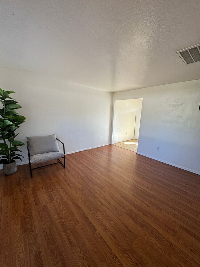 Building Photo - Charming 2 bedroom 1 bath