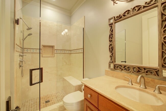 Building Photo - 4Bd+Den/4.5Ba Clyde Hill House