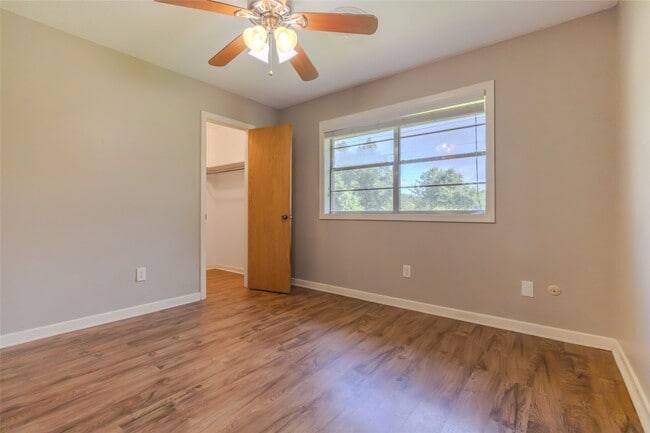 Building Photo - 2308 Hillcrest Dr