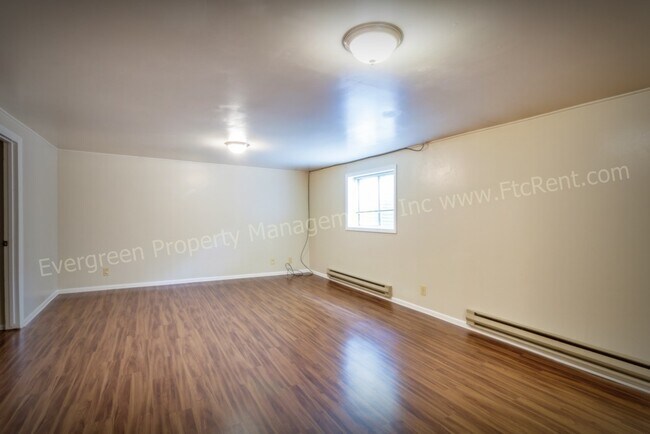 Building Photo - 904-906 Camelot Ct.