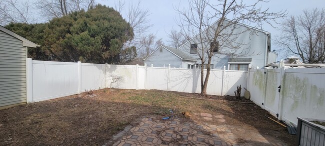Building Photo - Spacious 3 Bedroom 2.5 Bath Townhome for RENT