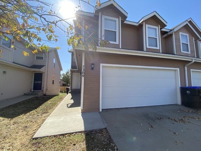 Building Photo - Excellent 3 bedroom with 2.5 bath with a b...