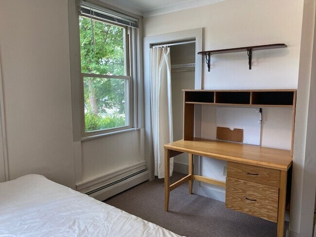 Building Photo - Student House, 6/1