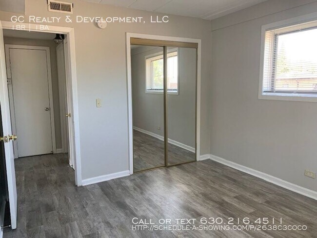 Building Photo - NO SECURITY DEPOSIT OPTION / UPDATED FLOORING