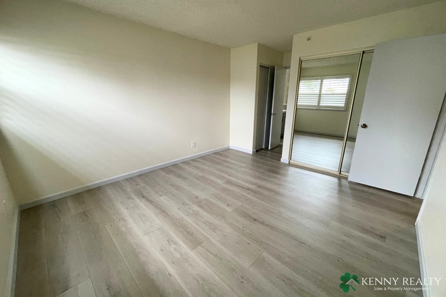 Building Photo - Updated 3 Bedroom Condo in South San Francisco