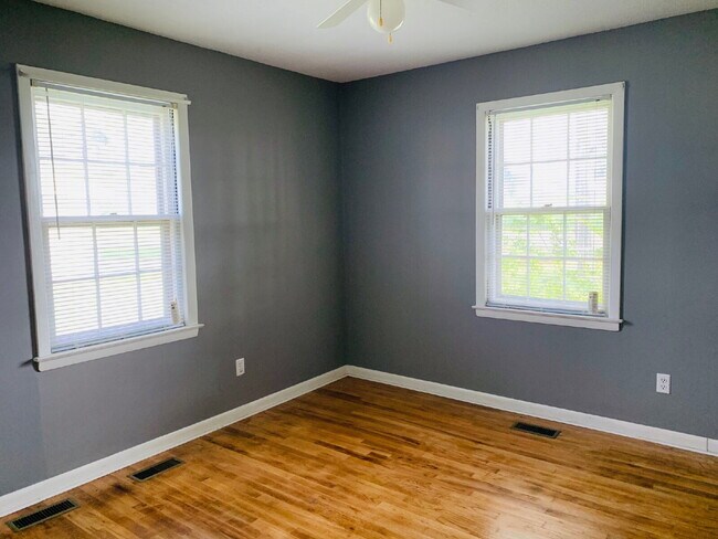 Building Photo - CUTE 3 BR, 1 BA BRICK HOME IN CONVENIENT MT OLIVE LOCATION