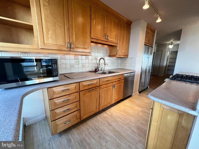 Building Photo - 200 Locust St