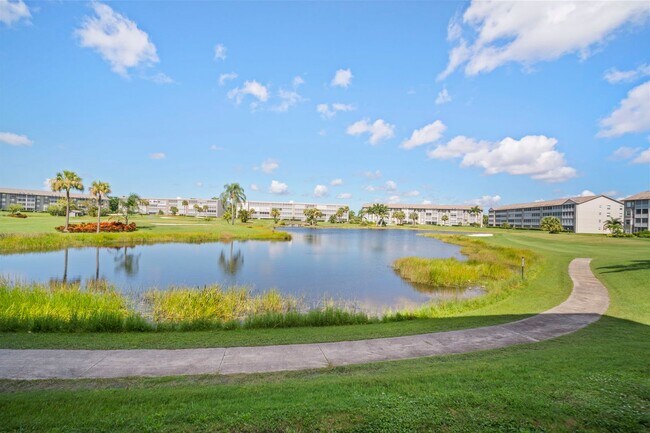 Building Photo - Stunning 2 beds 2 baths condo with lake vi...