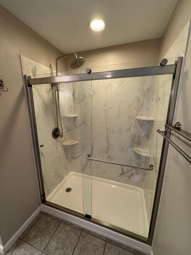 Building Photo - 2 Bed 2 full and 2 1/2 Bath- Imperial PA