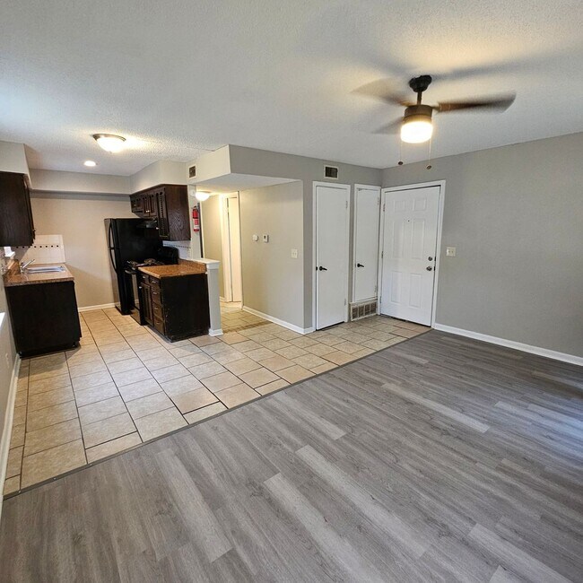 Building Photo - Cozy 2/1 with a Garage in Raytown!
