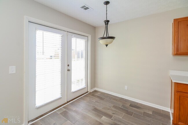 Building Photo - 2840 Lakeside Cir