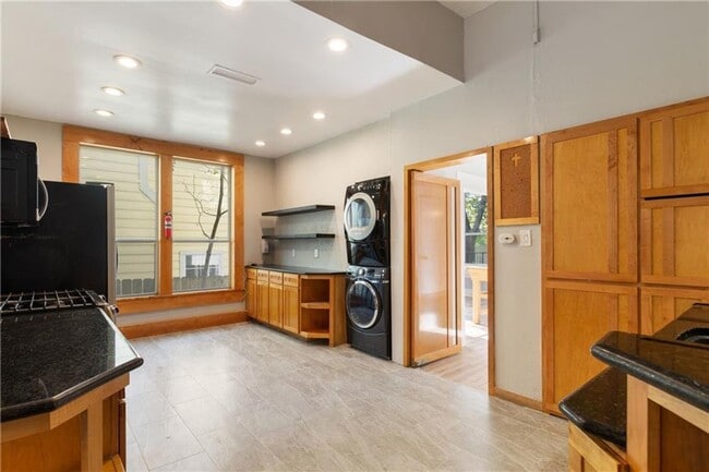 Building Photo - 14 BEDROOM 7 BATH HOUSE