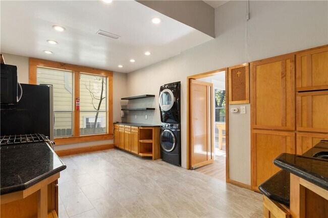 Building Photo - FULLY REMODELED  bedroom 7 baths