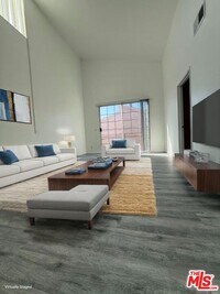 Building Photo - 621 N Bronson Ave