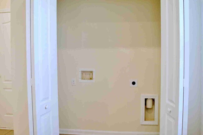 Building Photo - Stunning 3-Bedroom Townhome for Rent in Ba...