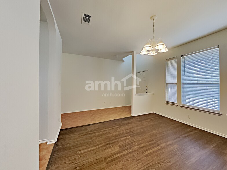 Building Photo - 2915 Encino Riv