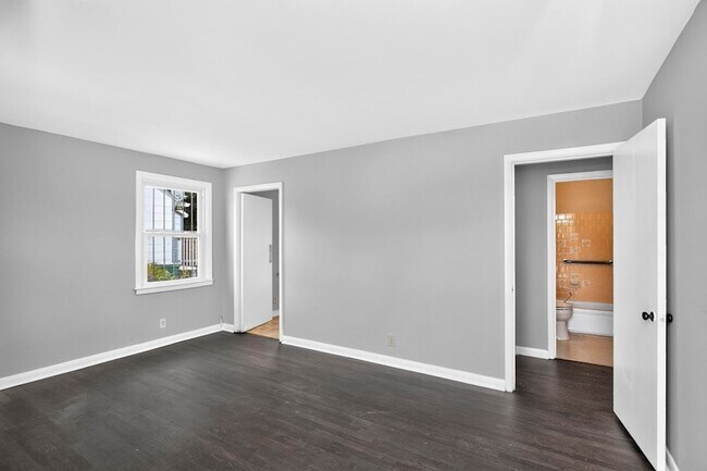 Building Photo - 2423 Underwood St