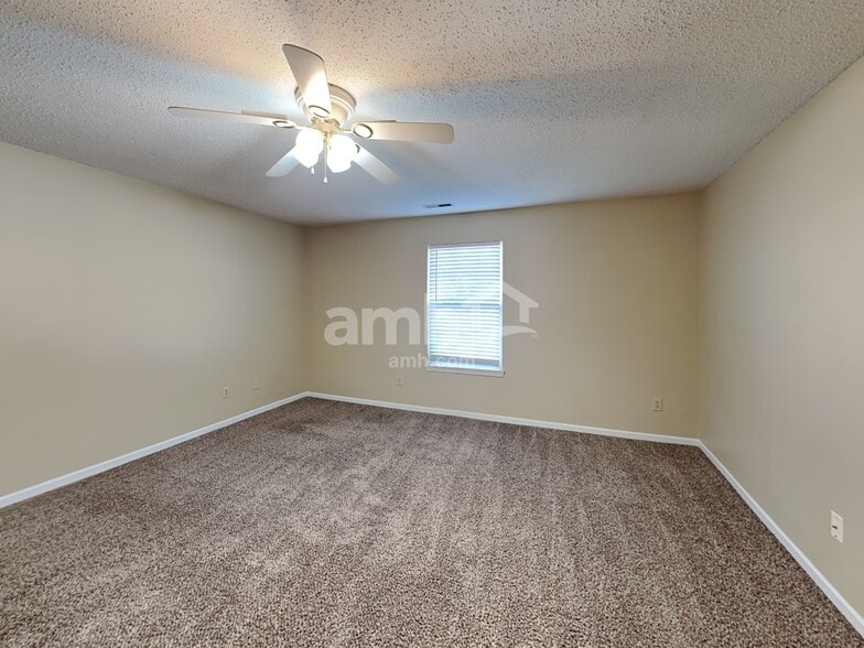 Building Photo - 571 Bay Ct N