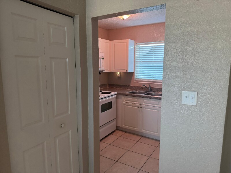 Building Photo - 1665 17th Ave N