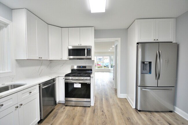 Building Photo - 6311 N Lawndale Ave