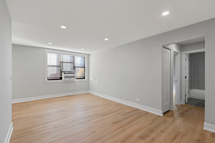 Building Photo - 525 W Aldine Ave