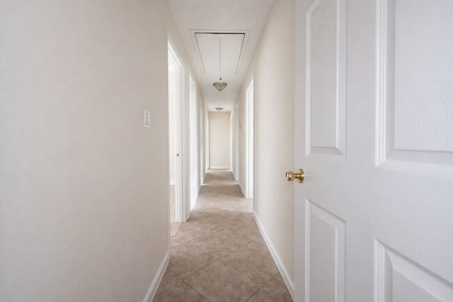 Building Photo - 2210 Sunset Trail