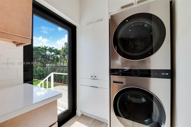 Building Photo - 6356 SW 14th St