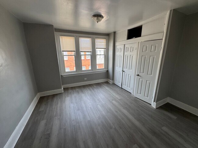 Building Photo - 2 bedroom 1 bath w/ an additional room